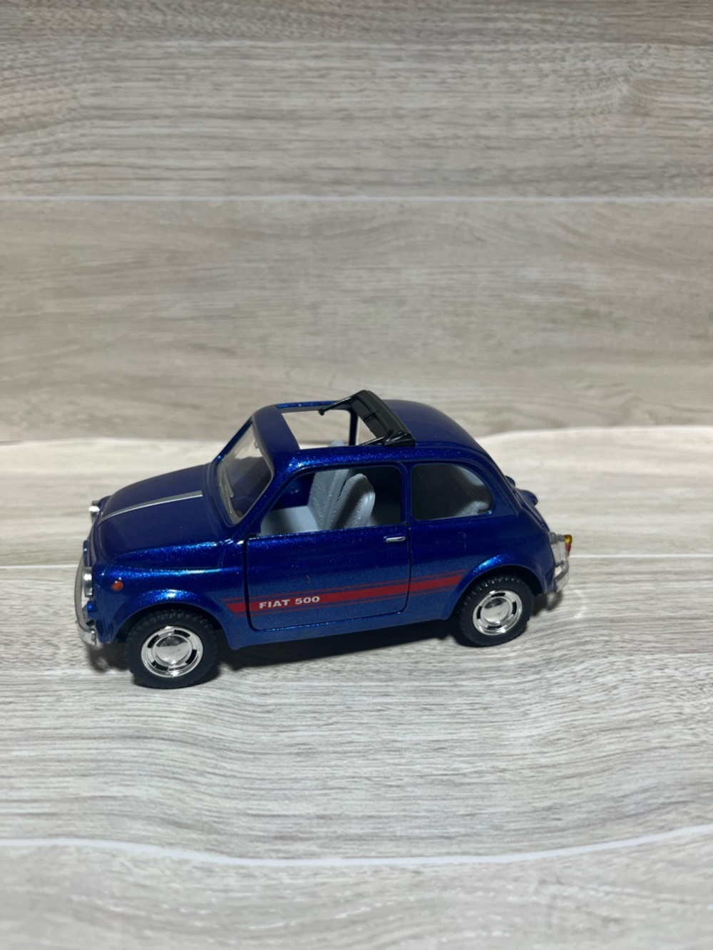 5004 Classic Fiat 500 1/24 Scale
Diecast Model by Kinsmart - BLUE
Color